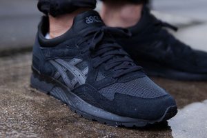 asics-gel-lyte-v-goes-all-black