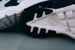 nike-air-huarahce-ultra-pure-platinum-black-igloo