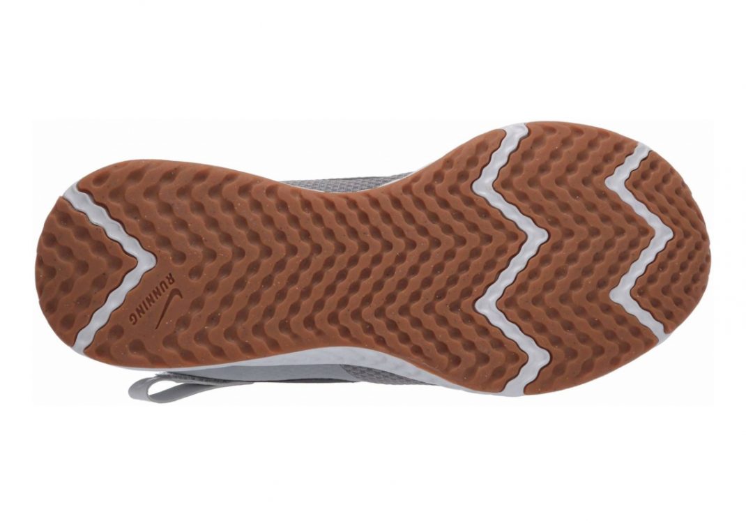 Nike Revolution 5 FlyEase - Grigio Smoke Grey Dk Smoke Grey Photon Dust Mtlc Copper Gum Med Brown (CJ9885002)