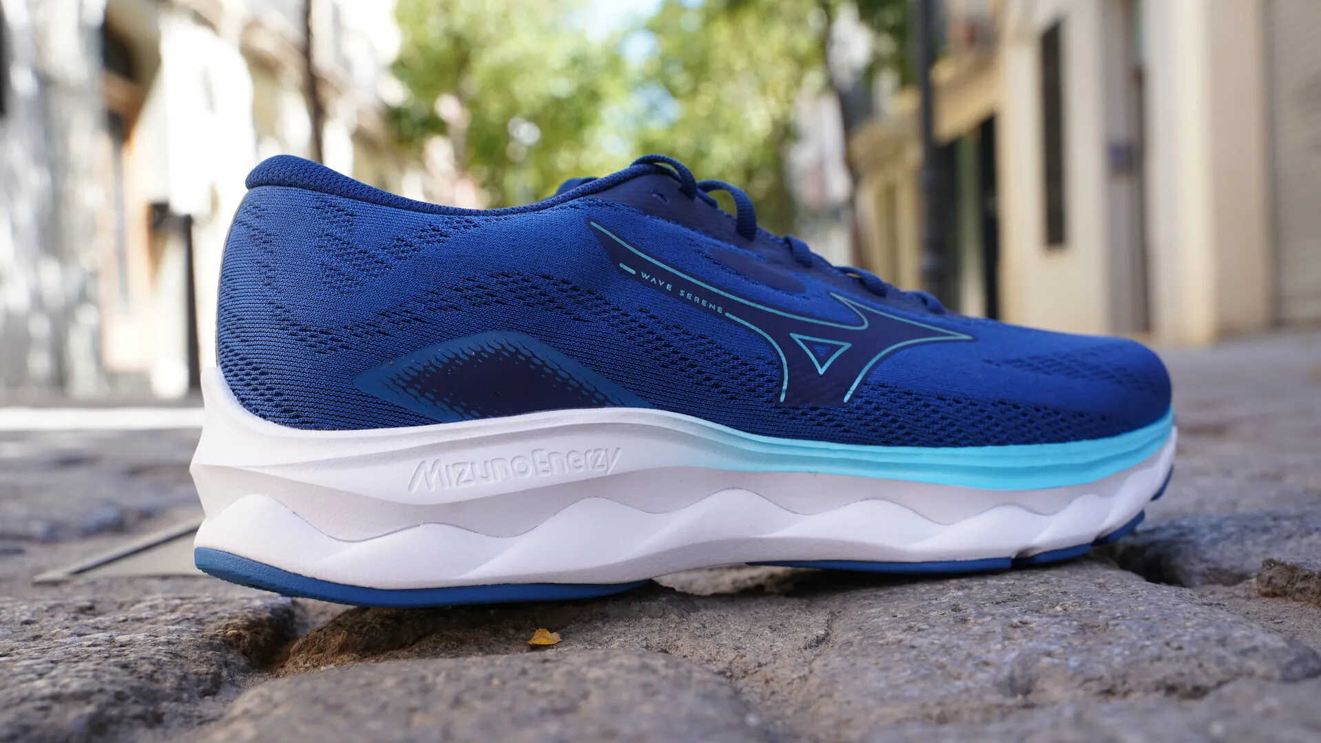 Mizuno Wave Serene