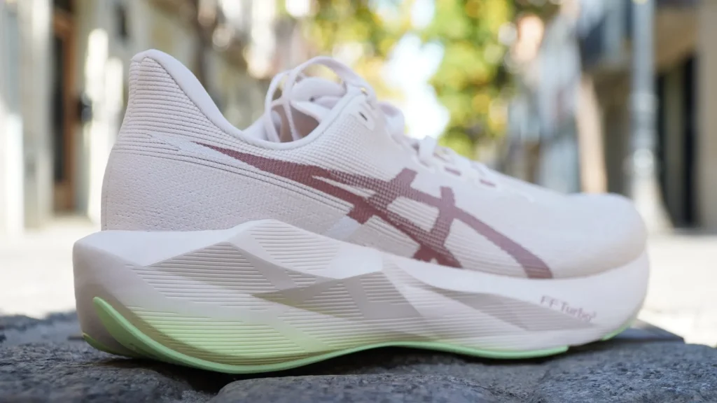 ASICS Novablast 6